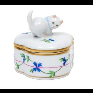 VINTAGE HEREND HANDPAINTED LIDDED PORCELAIN TRINKET BOX: Cat Top